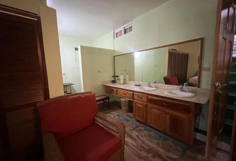 سوییت لوکس, Castlevue B&b