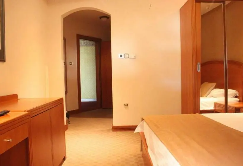Deluxe Room, Princi I Arberit