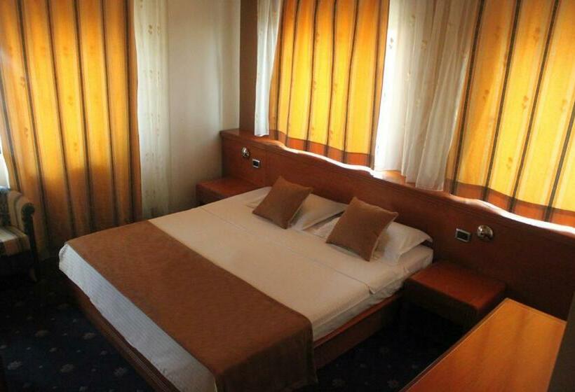 Deluxe Room, Princi I Arberit