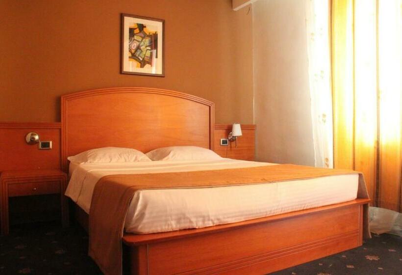 Deluxe Room, Princi I Arberit