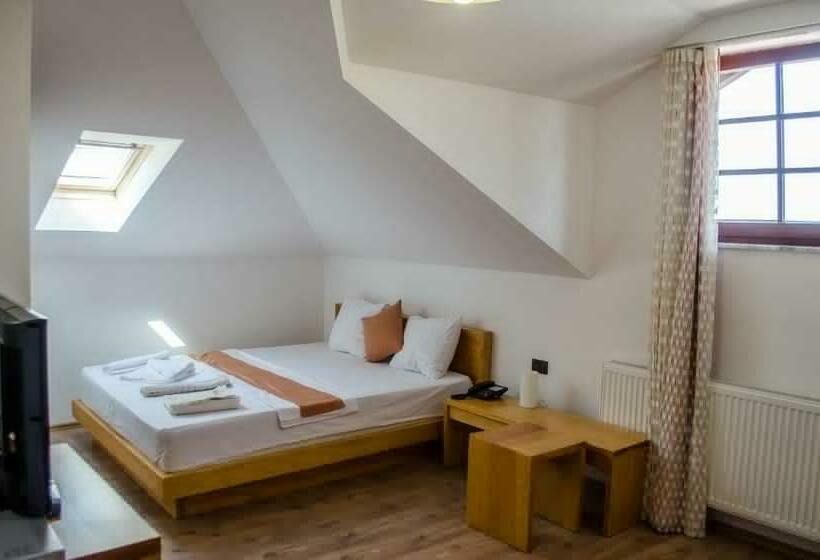 اتاق استاندارد سه نفره, Prizreni