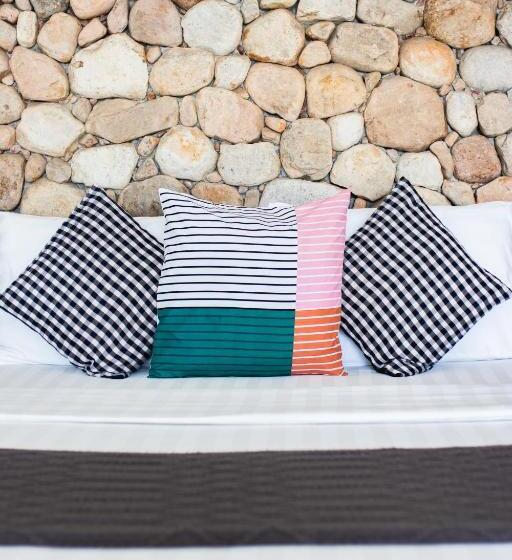 غرفة قياسية مطلّة علي حمام السباحة, Saravoan Kep