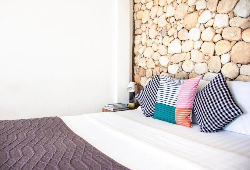 غرفة قياسية مطلّة علي حمام السباحة, Saravoan Kep