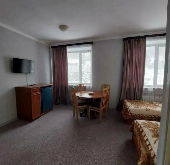 اتاق لوکس چهار تخته, University Hotel Tsakhkadzor