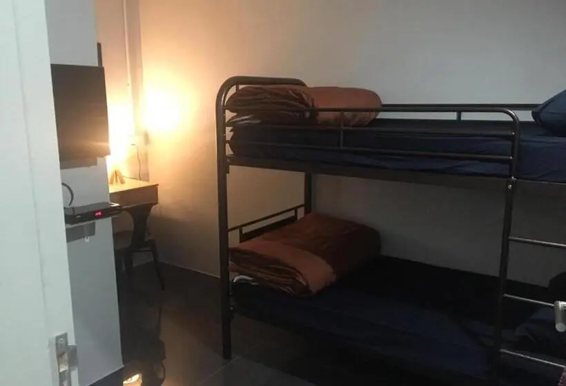 اتاق اکونومی, Bricks Cameron Hostel