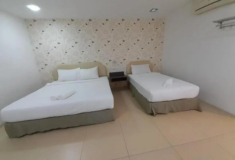 اتاق استاندارد سه نفره, Twelve At 12 Kuantan Centre