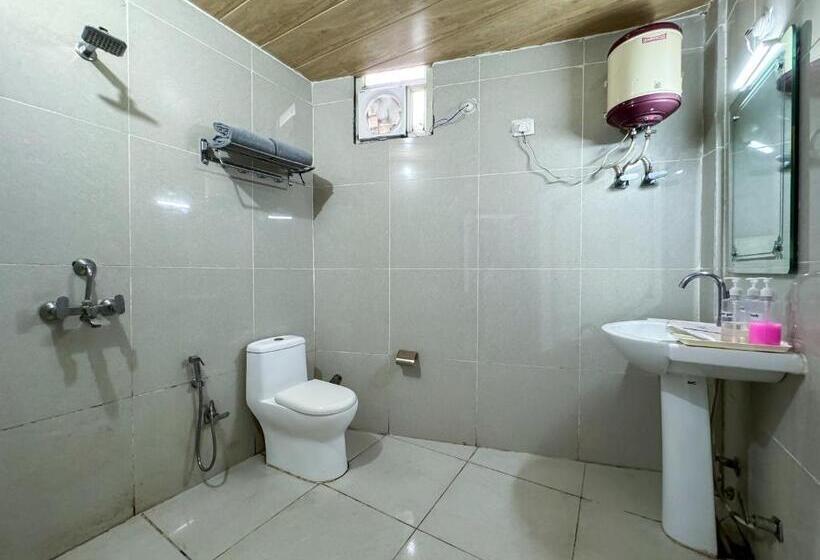 Quarto Deluxe, Rishikesh Residency By Euphoric Near Neer Waterfall