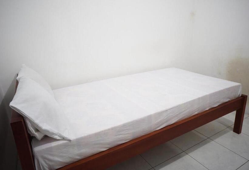 Номер Economy, Spot On 93382 Gajayana Kost Female Only Syariah