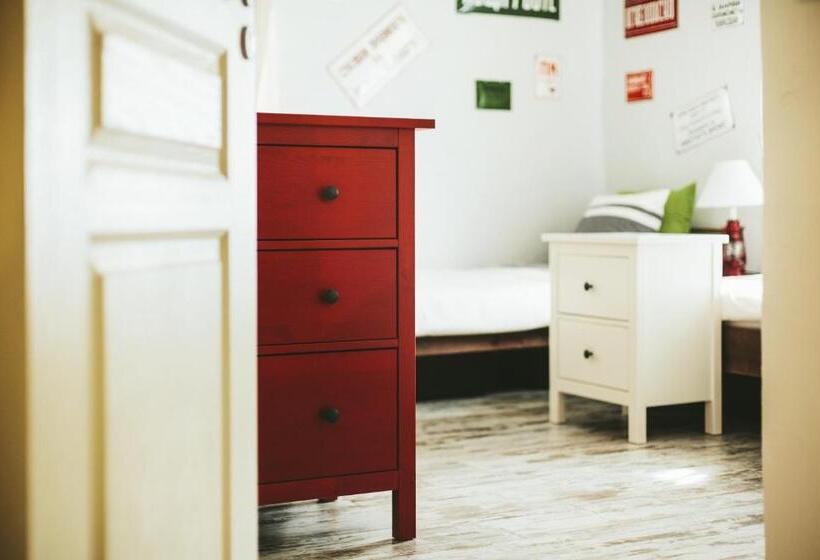 バスルーム共有のトリプルスタンダード, 5 Vintage Guest House