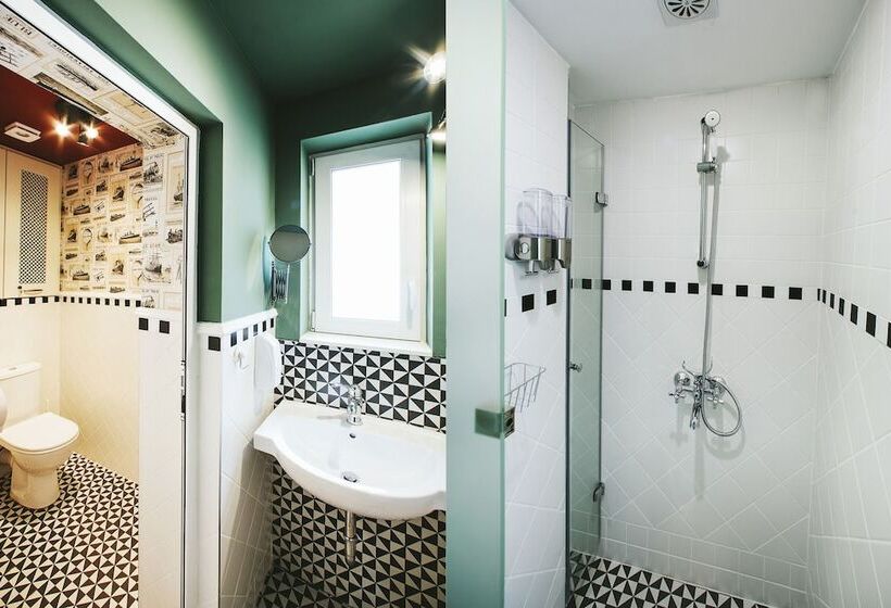 バスルーム共有のトリプルスタンダード, 5 Vintage Guest House