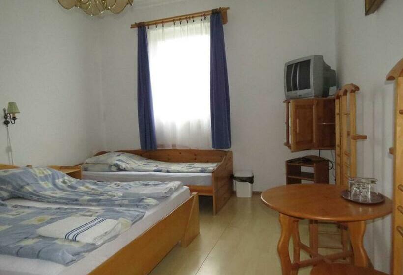 غرفة قياسية رباعية, Rézkakas Fogadó