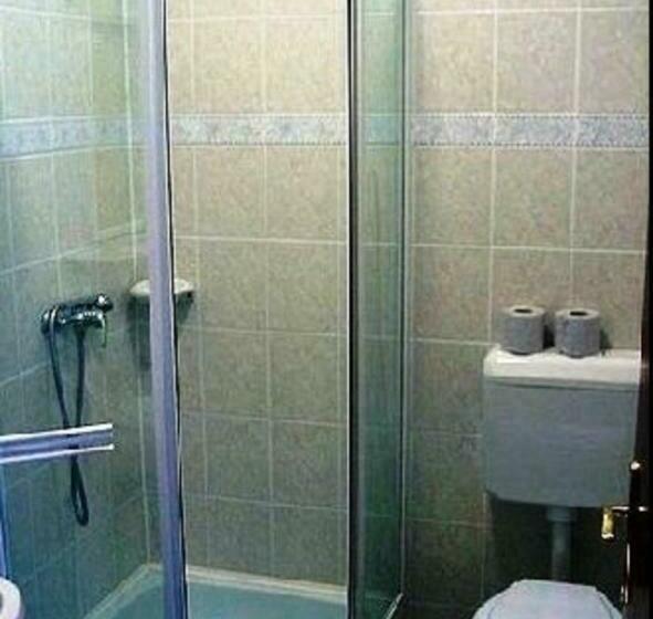 غرفة قياسية ثلاثية, Rézkakas Fogadó