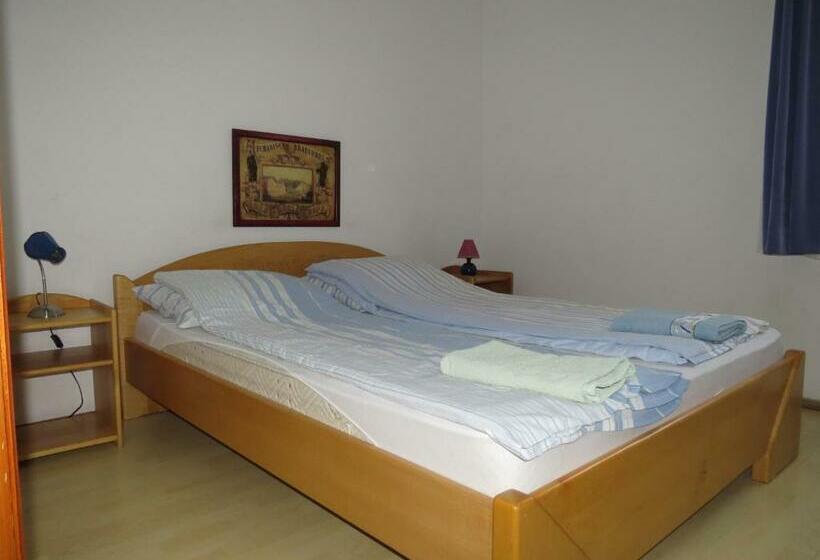 غرفة كلاسيكية, Rézkakas Fogadó