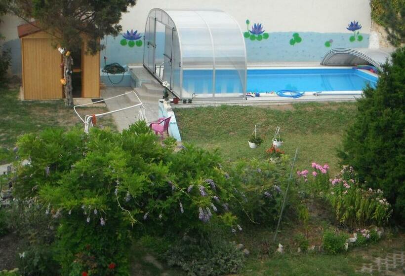 Четырехместный Номер Стандарт Вид на Сад, Tímárház Panzió