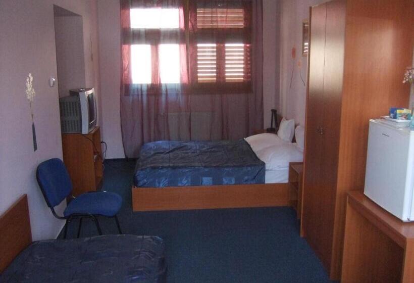 Четырехместный Номер Стандарт Вид на Сад, Tímárház Panzió