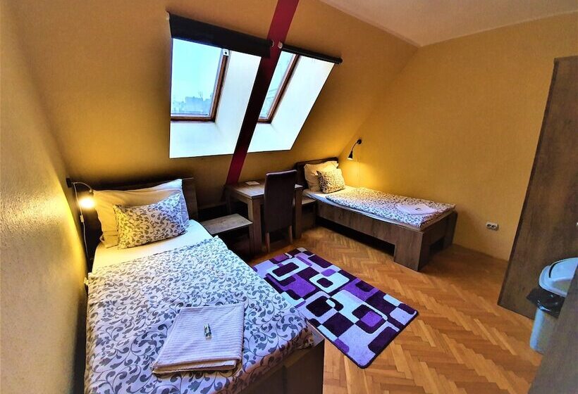 اتاق استاندارد با سرویس بهداشتی مشترک, Goodmo House   Hostel