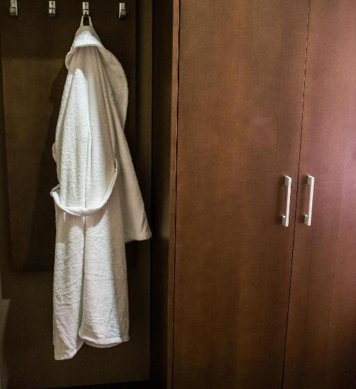 Четырехместный Номер Стандарт, Fürdőház