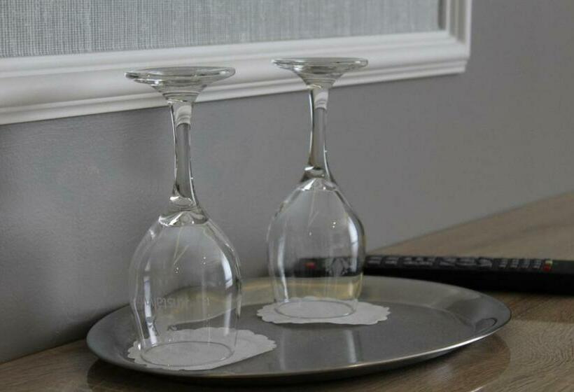 חדר פרמיום, Merops Mészáros