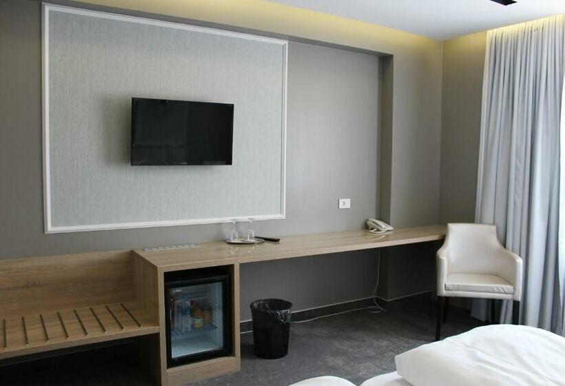 חדר פרמיום, Merops Mészáros