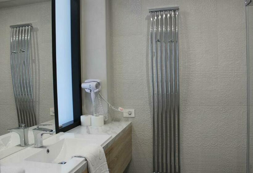 חדר פרמיום, Merops Mészáros