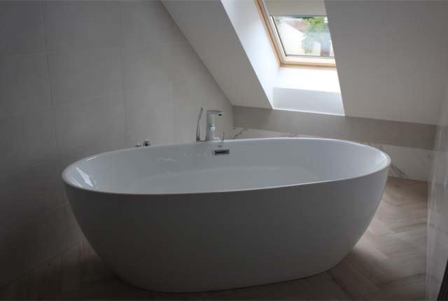 חדר פרמיום, Merops Mészáros