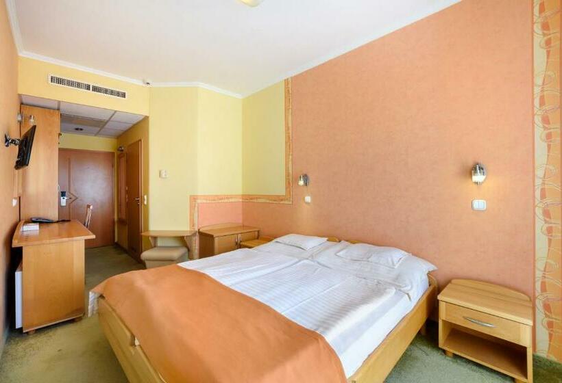 标准间, Négy évszak