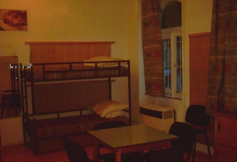 חדר סטנדרט חדר אמבטיה משותף, Season Hostel