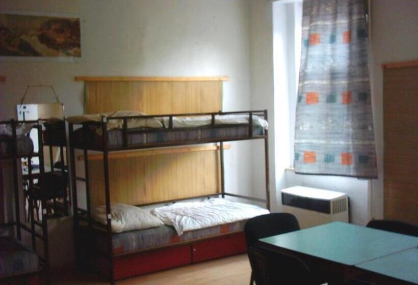 חדר סטנדרט חדר אמבטיה משותף, Season Hostel