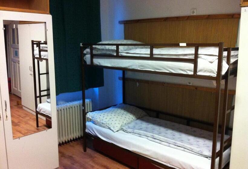 חדר סטנדרט לשלושה עם חדר אמבטיה משוף, Season Hostel