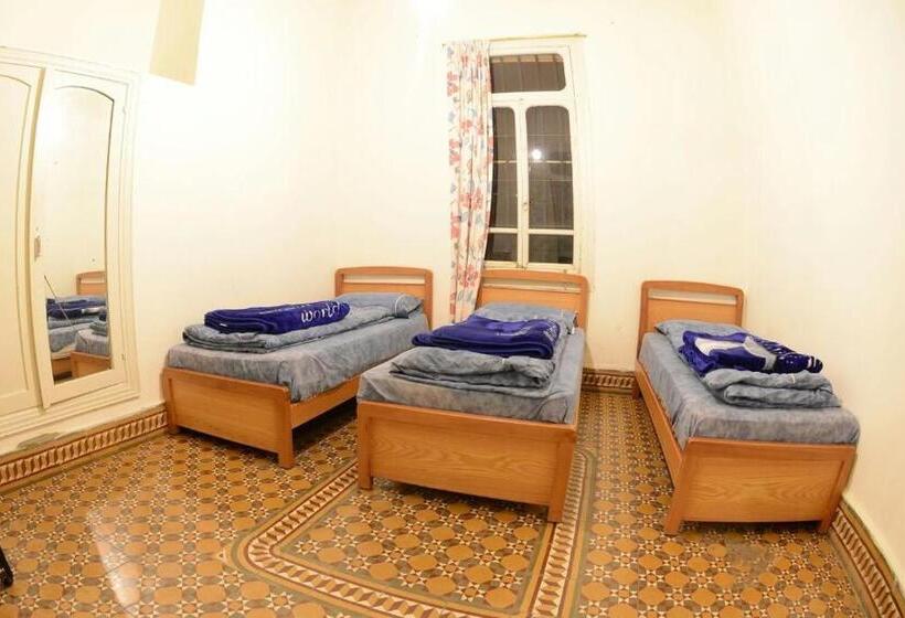 اتاق سه‌نفرۀ استاندارد با سرویس بهداشتی بیرون از اتاق, Bauhaus Motel