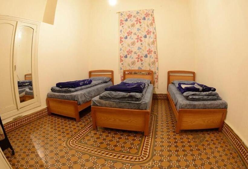 اتاق سه‌نفرۀ استاندارد با سرویس بهداشتی بیرون از اتاق, Bauhaus Motel