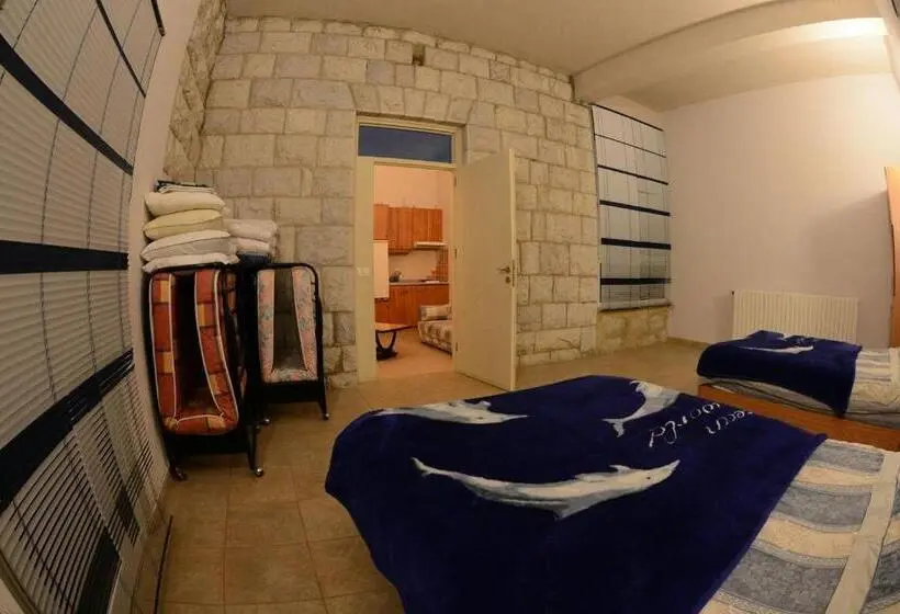 Standardi kolmen hengen huone ulkopuolinen kylpyhuone, Bauhaus Motel