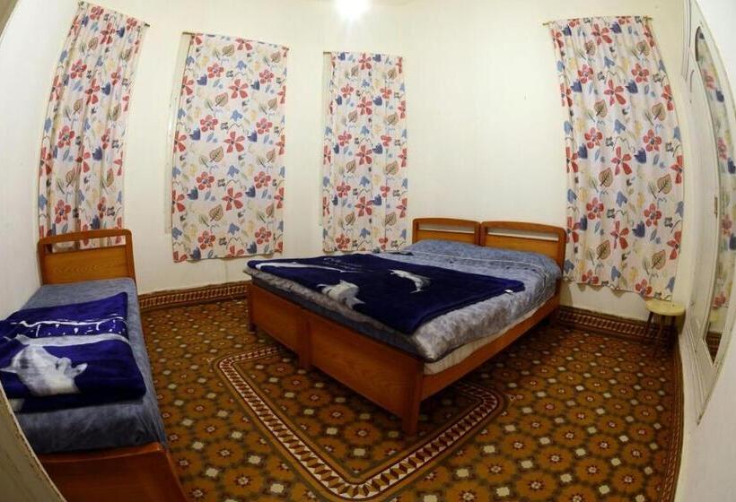 اتاق سه‌نفرۀ استاندارد با سرویس بهداشتی بیرون از اتاق, Bauhaus Motel