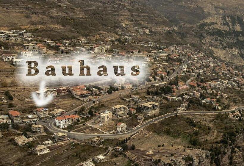 اتاق خانوادگی, Bauhaus Motel