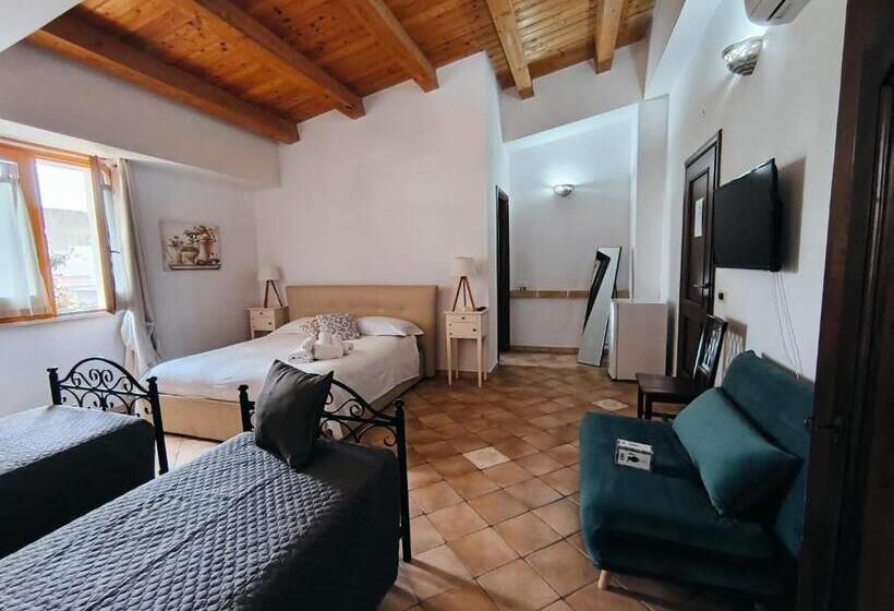 اتاق استاندارد چهار تخته, Avola Opera House