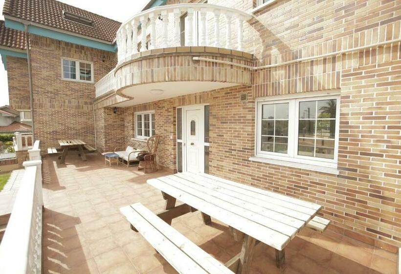 Кровать в Общей Комнате, Gijon Surf Hostel
