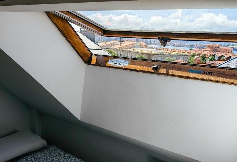 Кровать в Общей Комнате, Gijon Surf Hostel