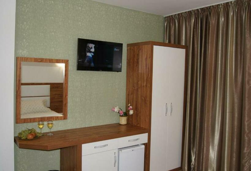 スタンダードルーム, Elizabeth Dy Boutique