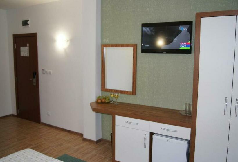 スタンダードルーム, Elizabeth Dy Boutique