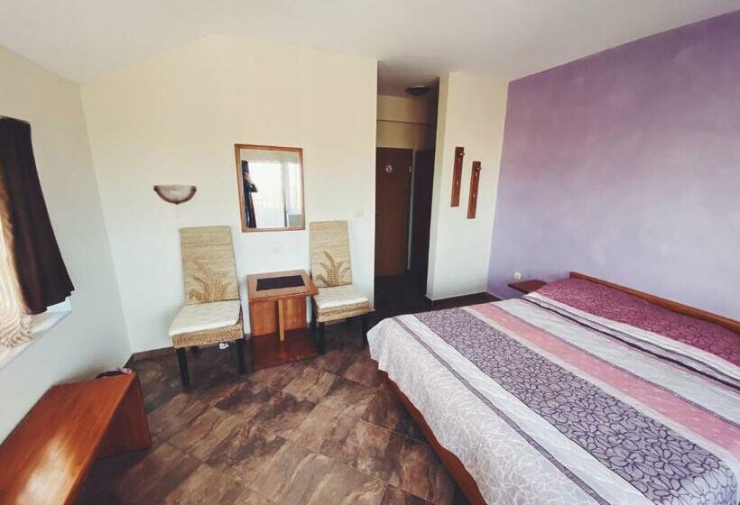 غرفة قياسية مزوَّدة بشُرفة, Face