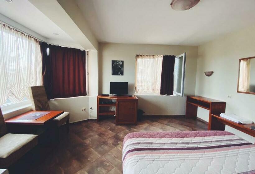 غرفة قياسية مطلّة علي الحديقة, Face