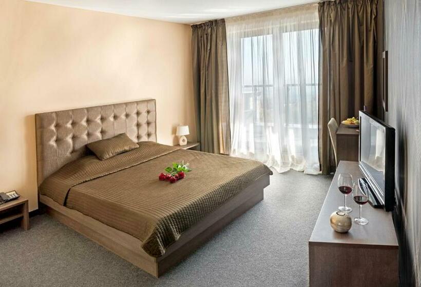 غرفة قياسية مزوَّدة بشُرفة, Face