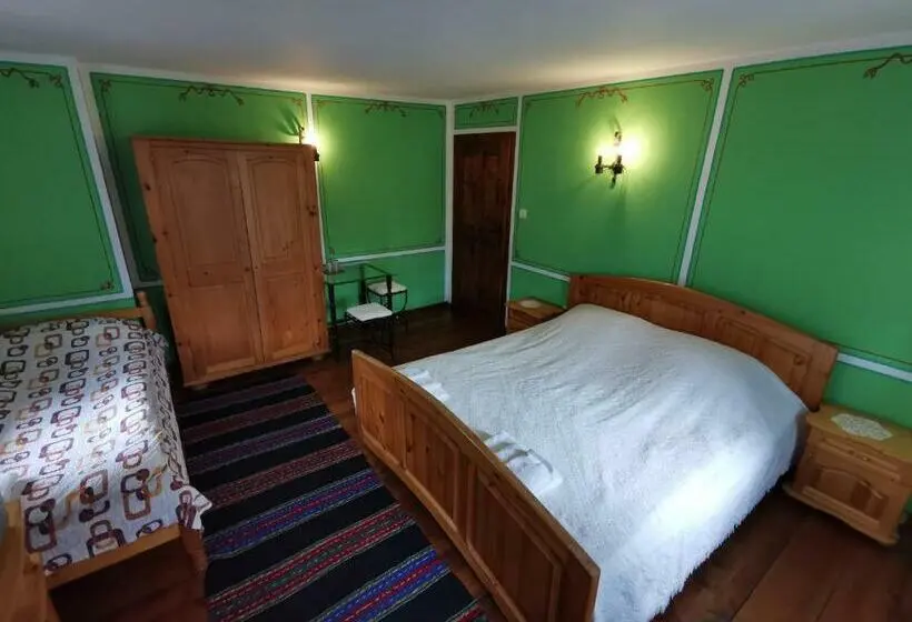 バスルーム共有のトリプルスタンダード, Hadji Neikovi Guest Houses