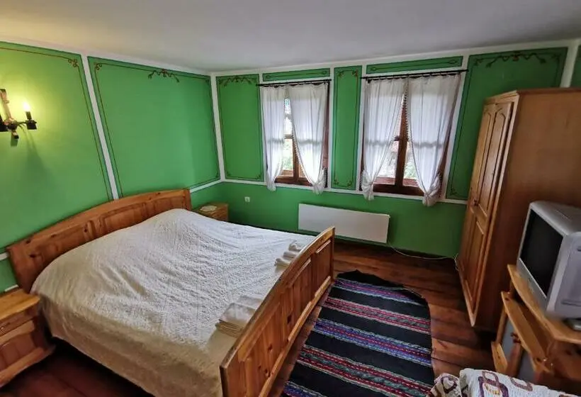 バスルーム共有のトリプルスタンダード, Hadji Neikovi Guest Houses