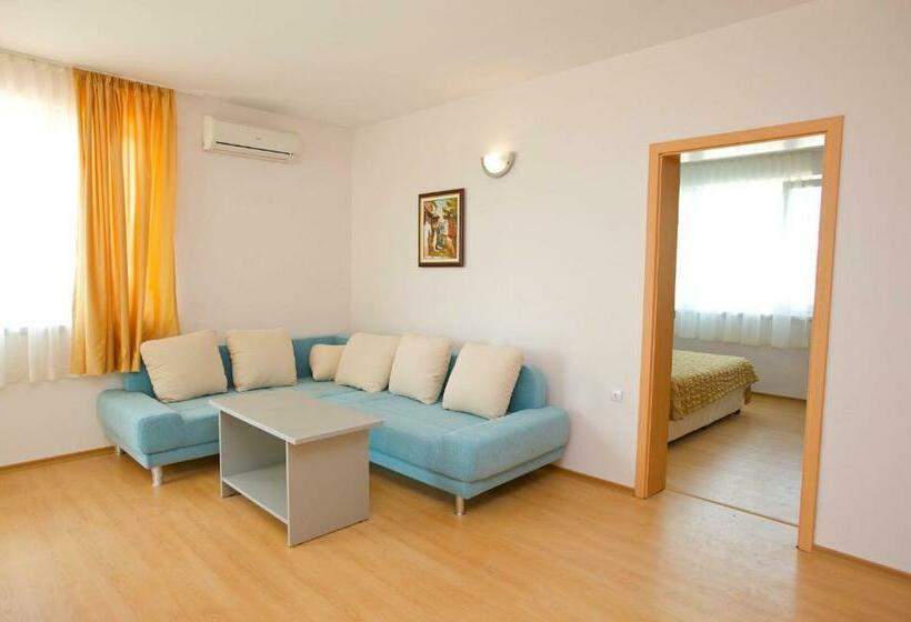 Апартаменты 2 Спальни Боковой Вид на Море, Nushev