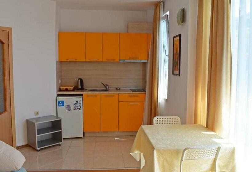 Люкс Вид на Море, Nushev