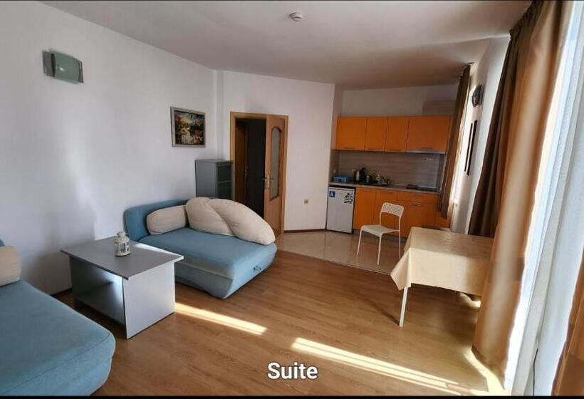 Люкс Вид на Море, Nushev