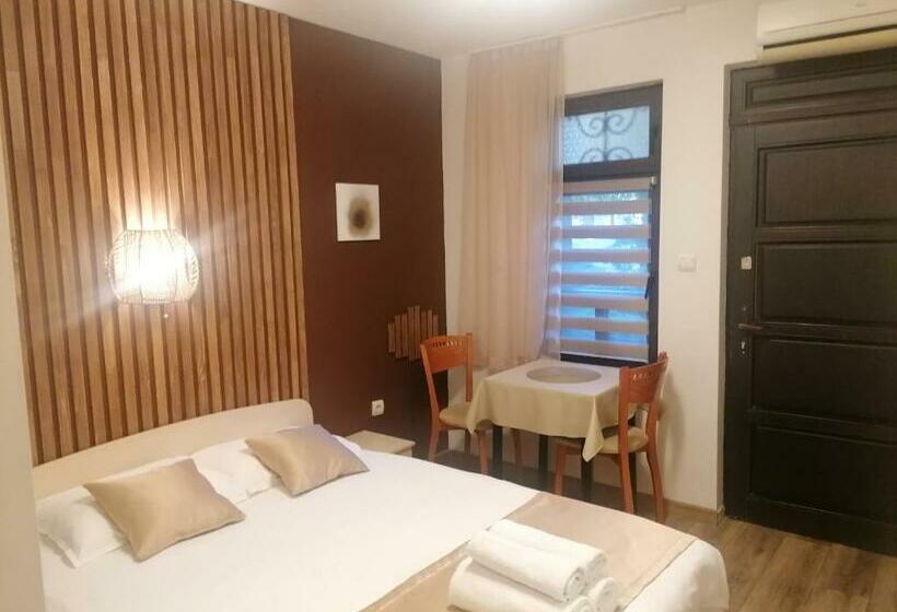 استودیوی استاندارد, Petkov Family