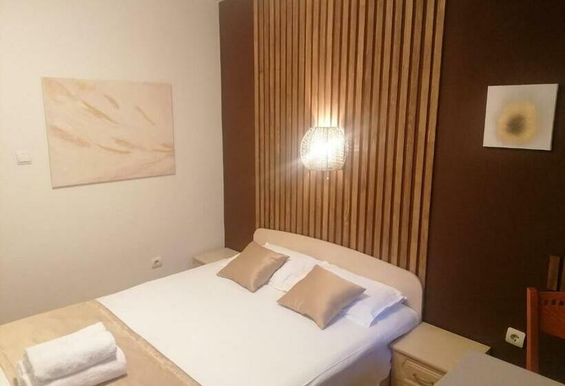 استودیوی استاندارد, Petkov Family