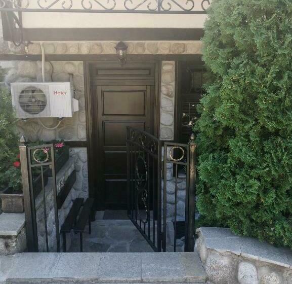 استودیوی استاندارد, Petkov Family